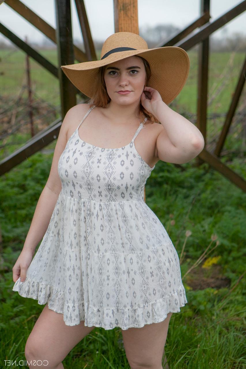 16P Garota country levanta o vestido para a saia nua mostrando a vulva careca e a bunda
