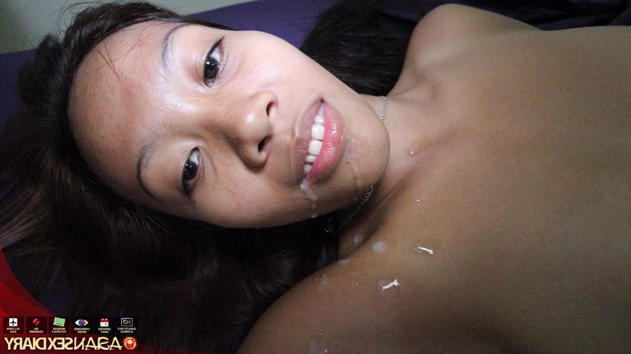 15P L'amatrice asiatique Leena termine une relation sexuelle en POV avec du sperme qui s'échappe de sa bouche.