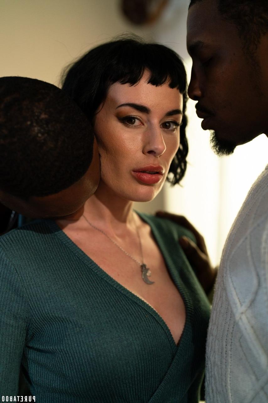 20P La chaude MILF Olive Glass se fait rôtir à la broche dans un trio avec des hommes noirs