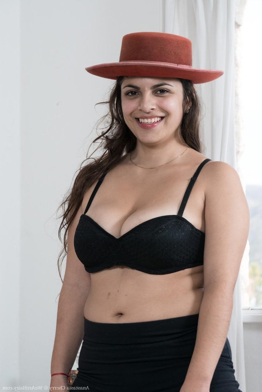 16P A modelo amadora Anastasia Cherry tira o chapéu e a calcinha para exibir seu castor