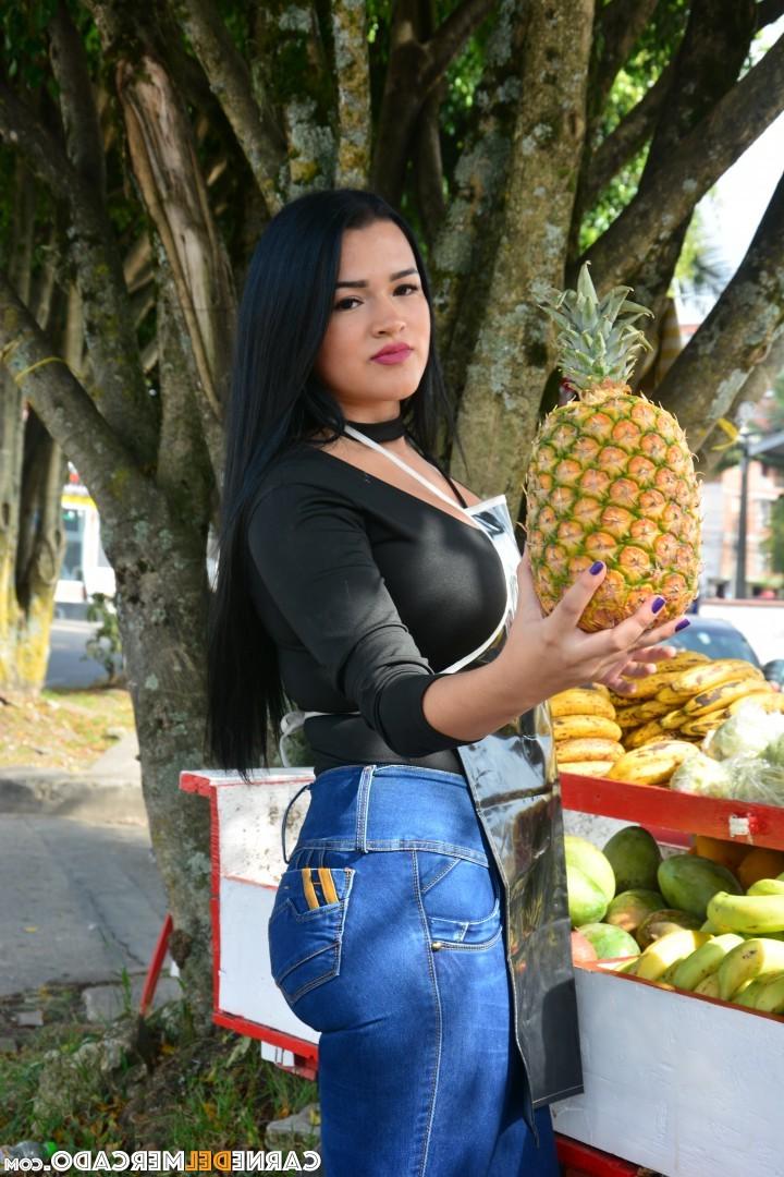 19P Une colombienne amateur avec un énorme cul gras et de gros seins s'accroupit nue pour se propager