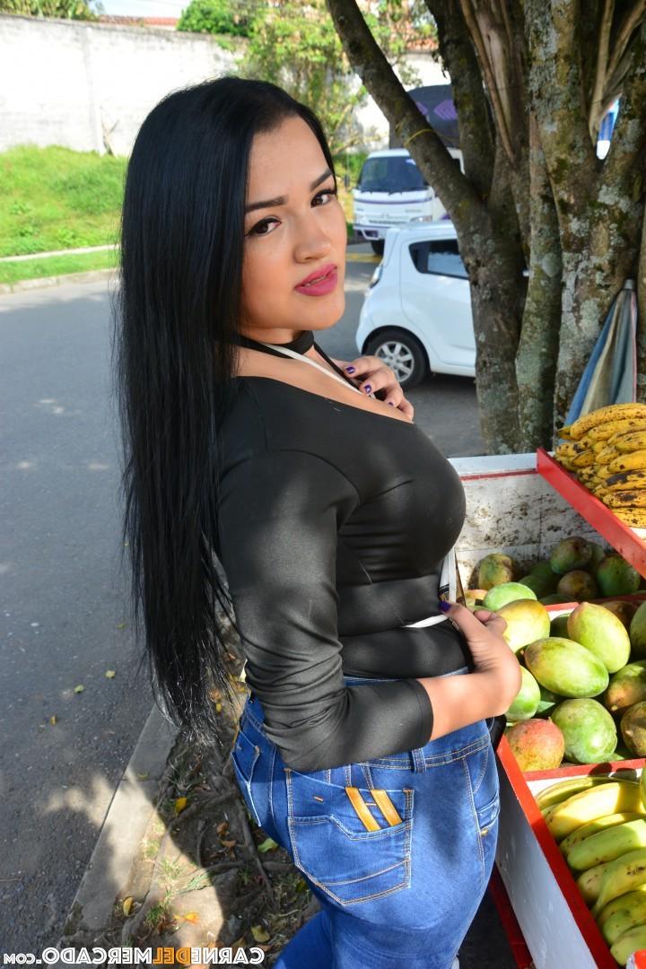 19P Une colombienne amateur avec un énorme cul gras et de gros seins s'accroupit nue pour se propager