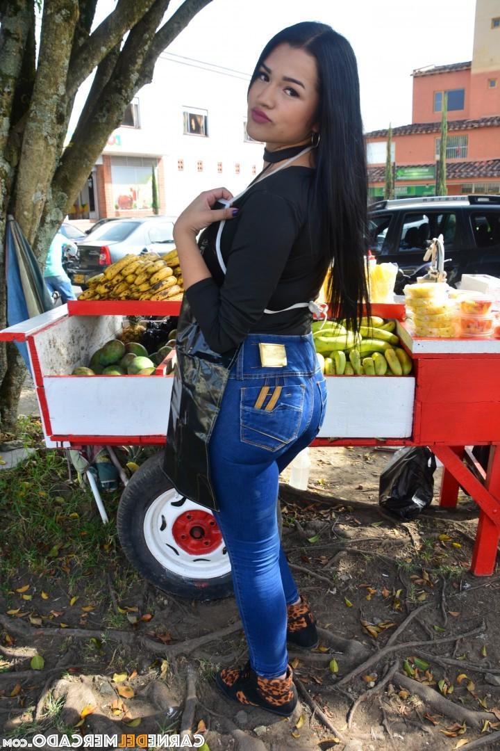 19P Une colombienne amateur avec un énorme cul gras et de gros seins s'accroupit nue pour se propager