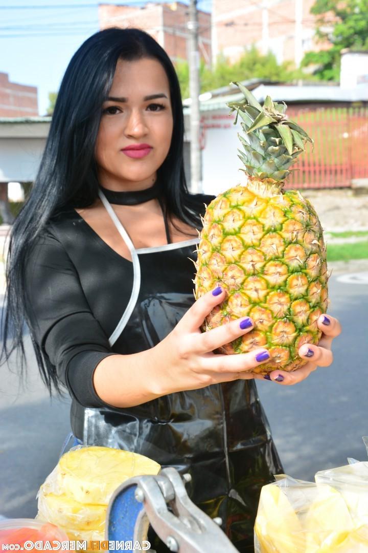 19P Une colombienne amateur avec un énorme cul gras et de gros seins s'accroupit nue pour se propager