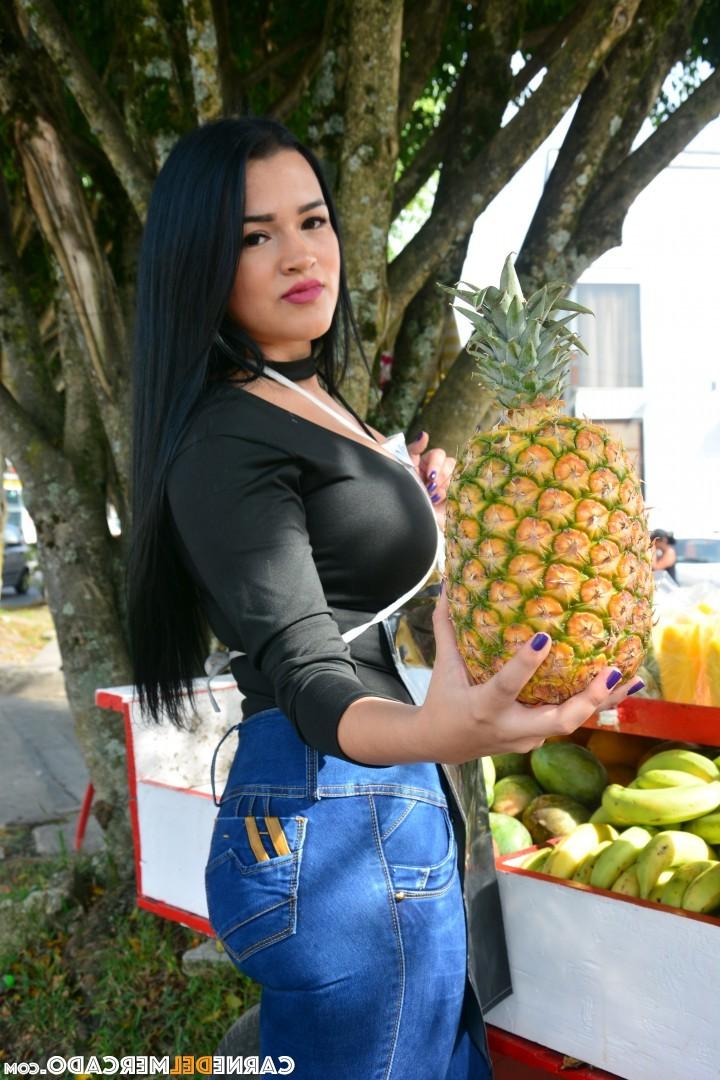 19P Une colombienne amateur avec un énorme cul gras et de gros seins s'accroupit nue pour se propager