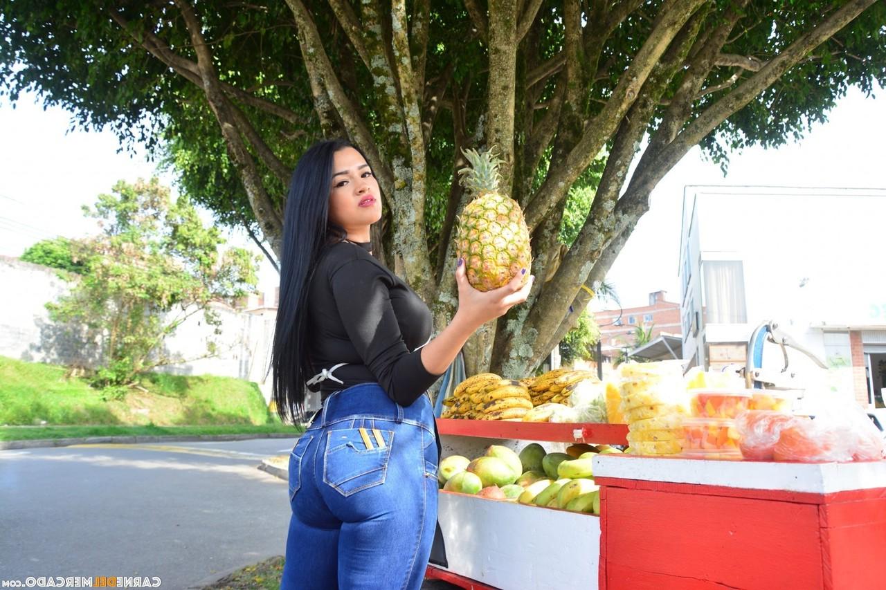 19P Une colombienne amateur avec un énorme cul gras et de gros seins s'accroupit nue pour se propager
