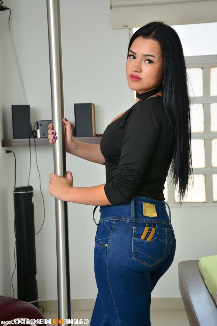 19P Une colombienne amateur avec un énorme cul gras et de gros seins s'accroupit nue pour se propager