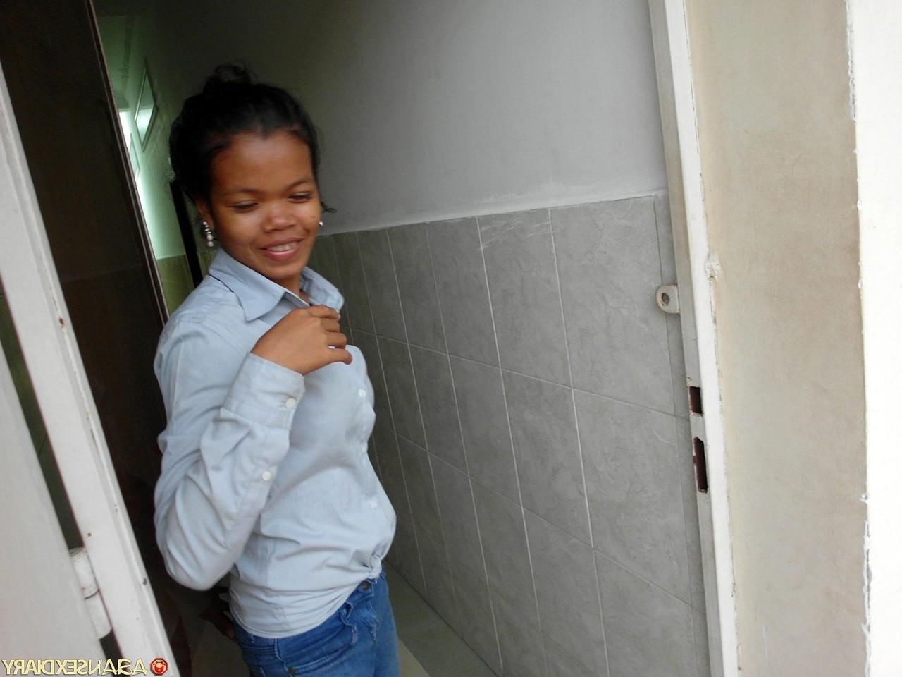 20P La coquine asiatique Vee mange une charge de sperme après une partie de sexe hardcore en POV.