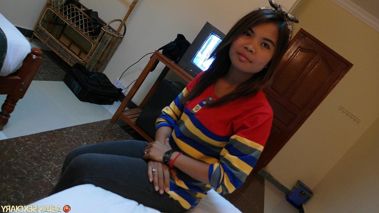 20P La coquine asiatique Vee mange une charge de sperme après une partie de sexe hardcore en POV.