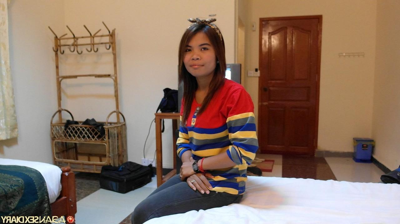 20P La coquine asiatique Vee mange une charge de sperme après une partie de sexe hardcore en POV.