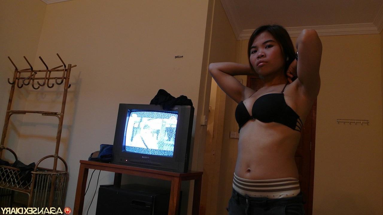 20P La coquine asiatique Vee mange une charge de sperme après une partie de sexe hardcore en POV.