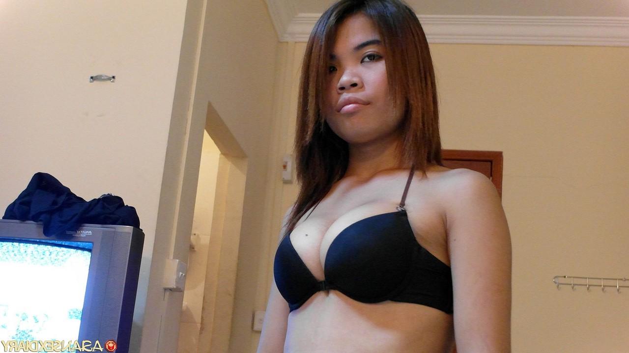 20P La coquine asiatique Vee mange une charge de sperme après une partie de sexe hardcore en POV.
