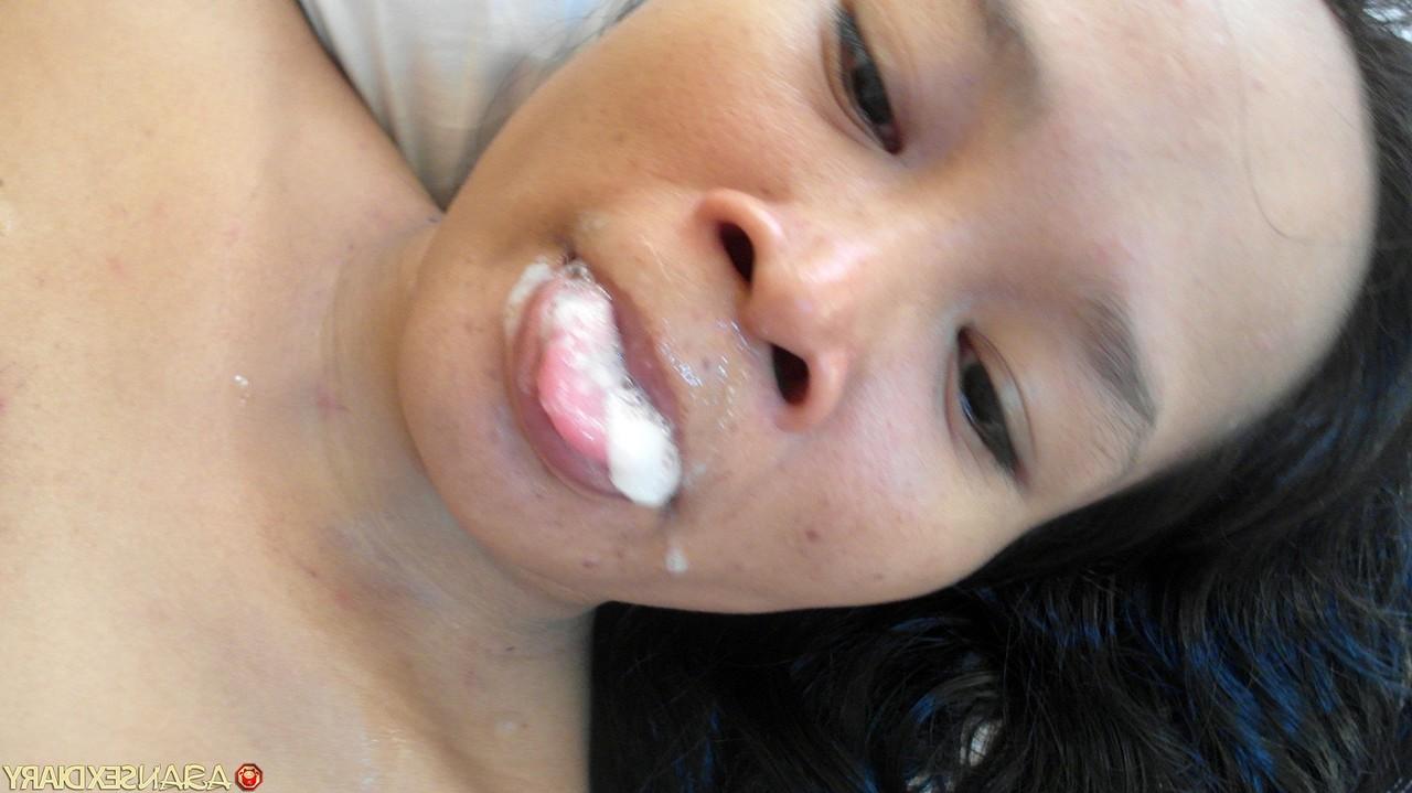 20P La coquine asiatique Vee mange une charge de sperme après une partie de sexe hardcore en POV.