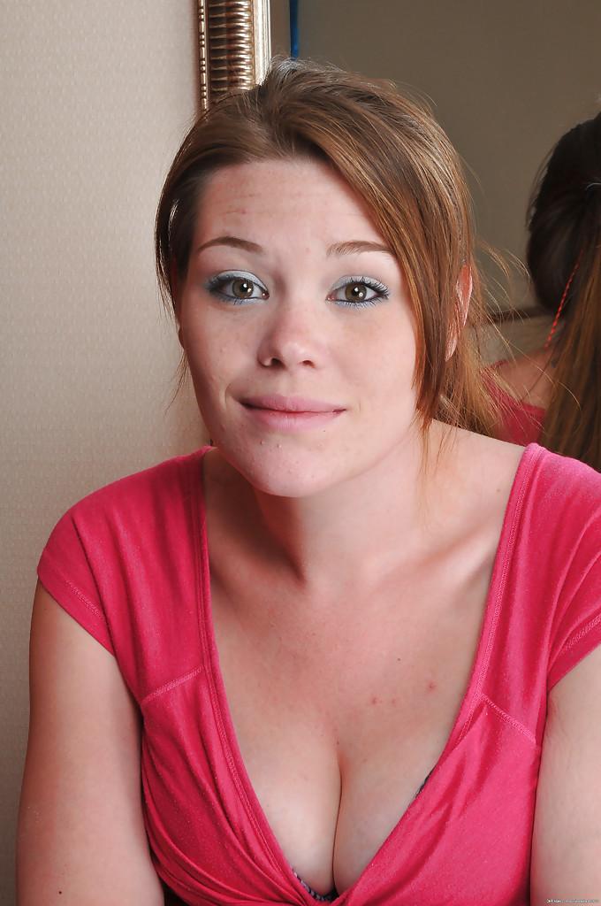 16P Margot, grosse amateur, révèle ses gros seins flasques et écarte sa chatte chauve.