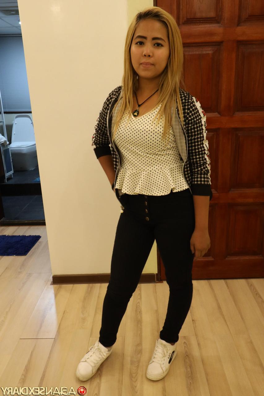 20P La linda asiática Thom termina un sexy striptease con sexo POV estilo perrito