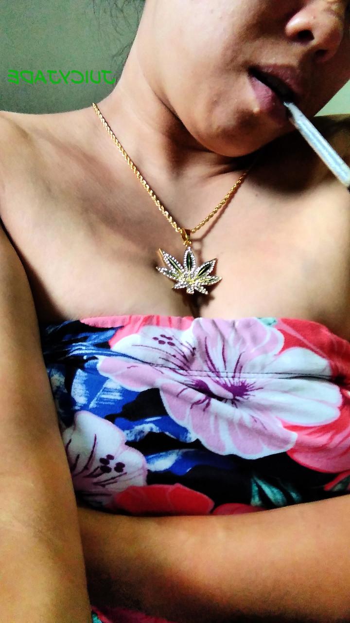 16P Die asiatische Amateurin Jasmine Jade trägt erigierte Brustwarzen, während sie ihre Muschi spreizt