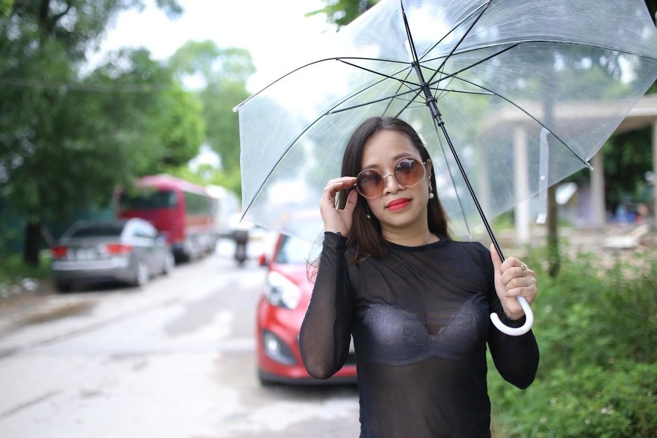 20P A sedutora asiática Jessica Phuong posa com sua roupa gostosa com um guarda-chuva