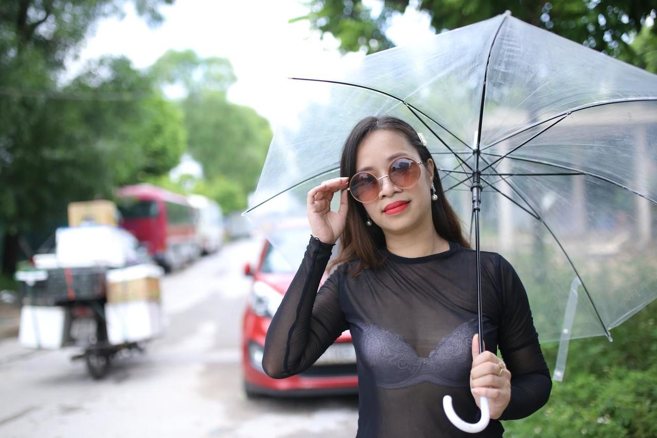 20P A sedutora asiática Jessica Phuong posa com sua roupa gostosa com um guarda-chuva