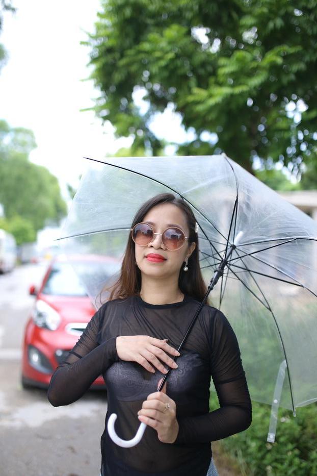 20P A sedutora asiática Jessica Phuong posa com sua roupa gostosa com um guarda-chuva