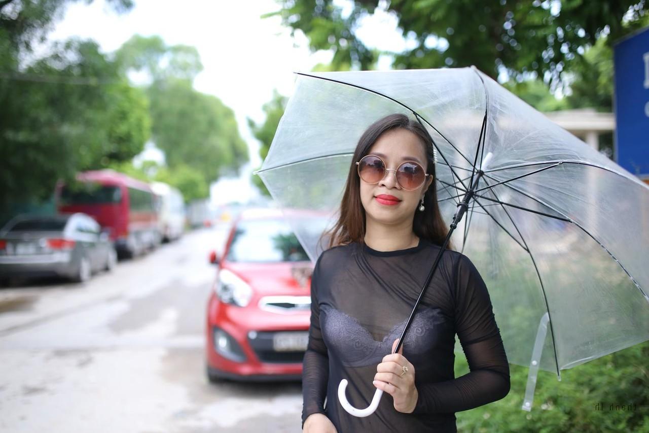 20P A sedutora asiática Jessica Phuong posa com sua roupa gostosa com um guarda-chuva