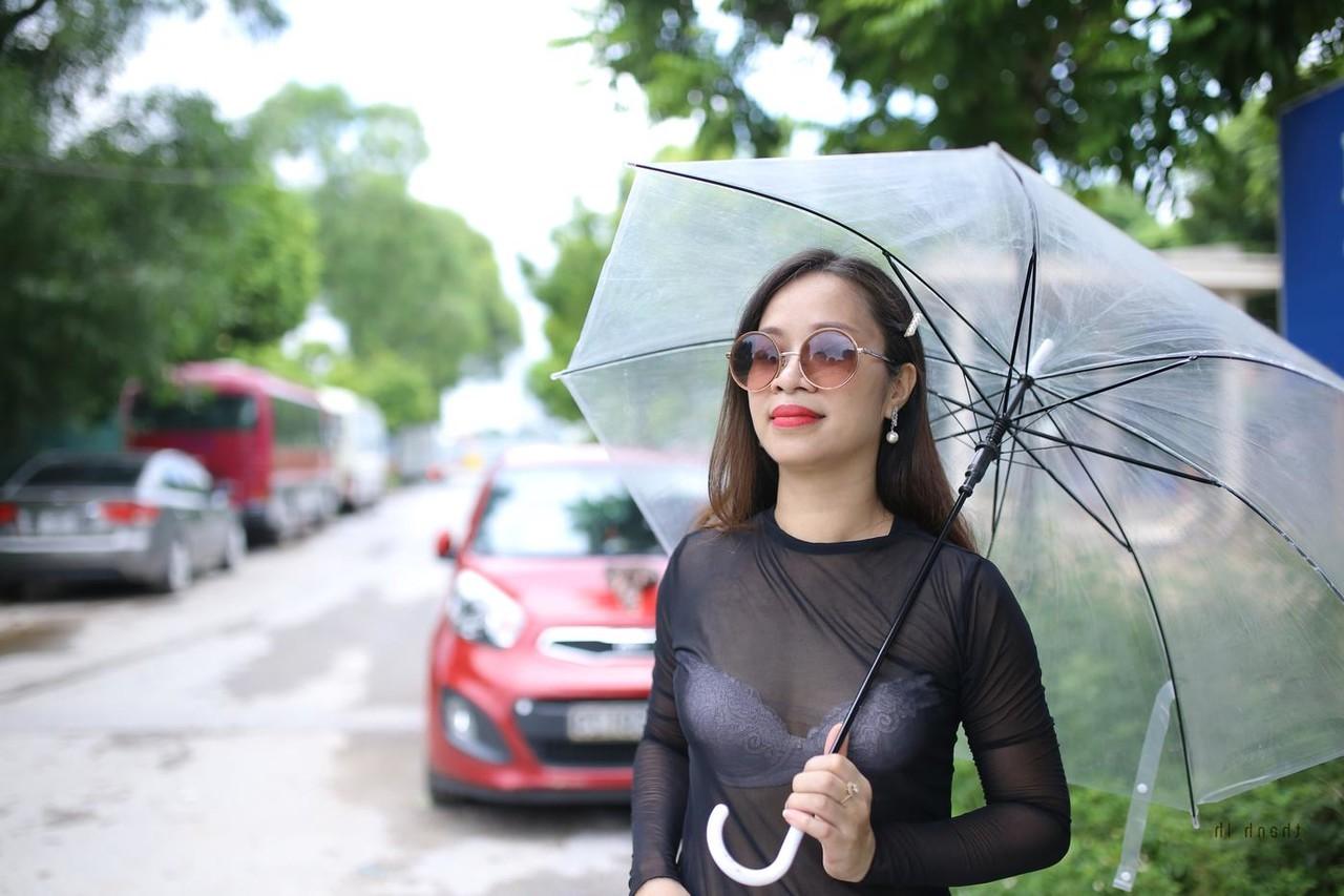 20P A sedutora asiática Jessica Phuong posa com sua roupa gostosa com um guarda-chuva