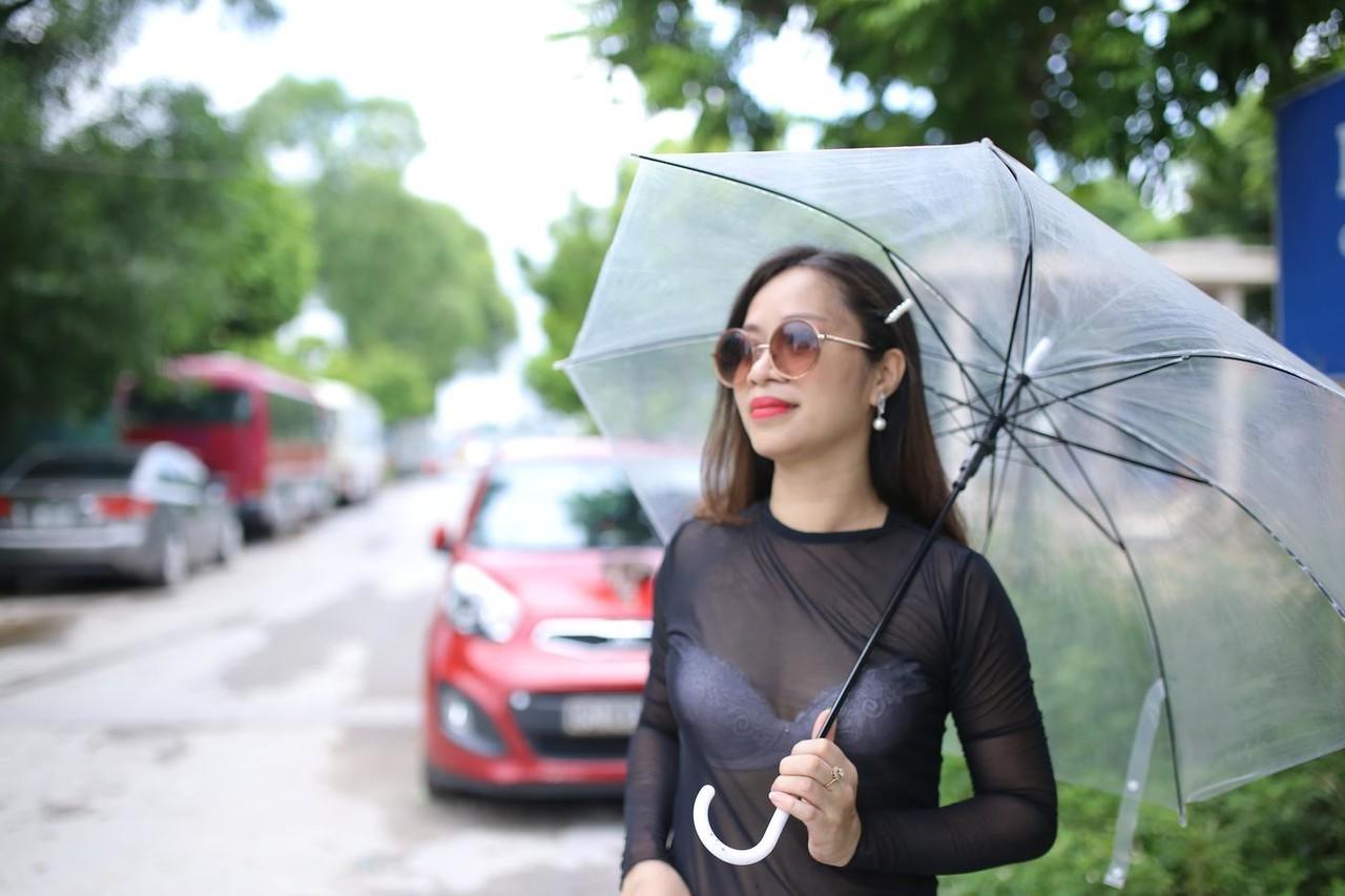 20P A sedutora asiática Jessica Phuong posa com sua roupa gostosa com um guarda-chuva