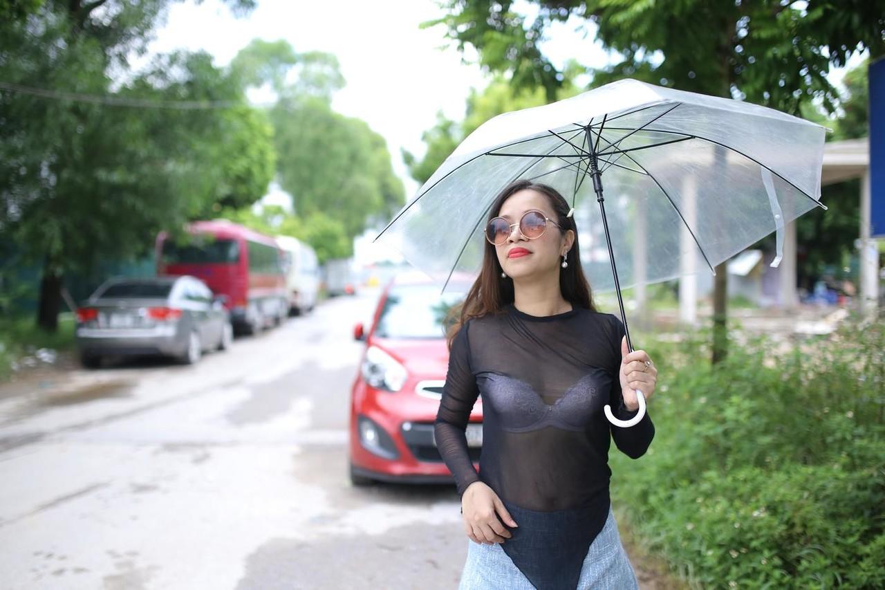 20P A sedutora asiática Jessica Phuong posa com sua roupa gostosa com um guarda-chuva