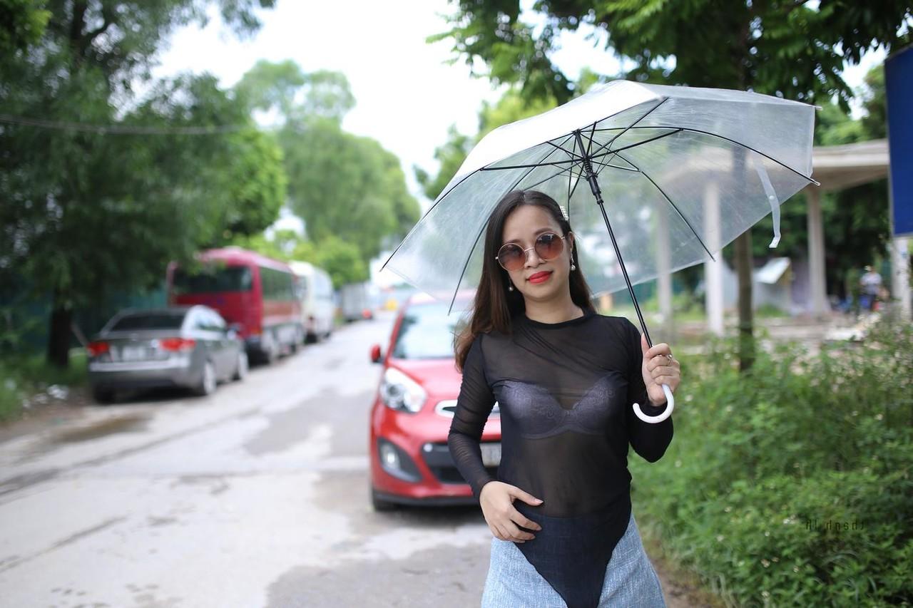20P A sedutora asiática Jessica Phuong posa com sua roupa gostosa com um guarda-chuva