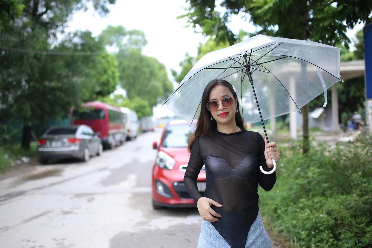 20P A sedutora asiática Jessica Phuong posa com sua roupa gostosa com um guarda-chuva