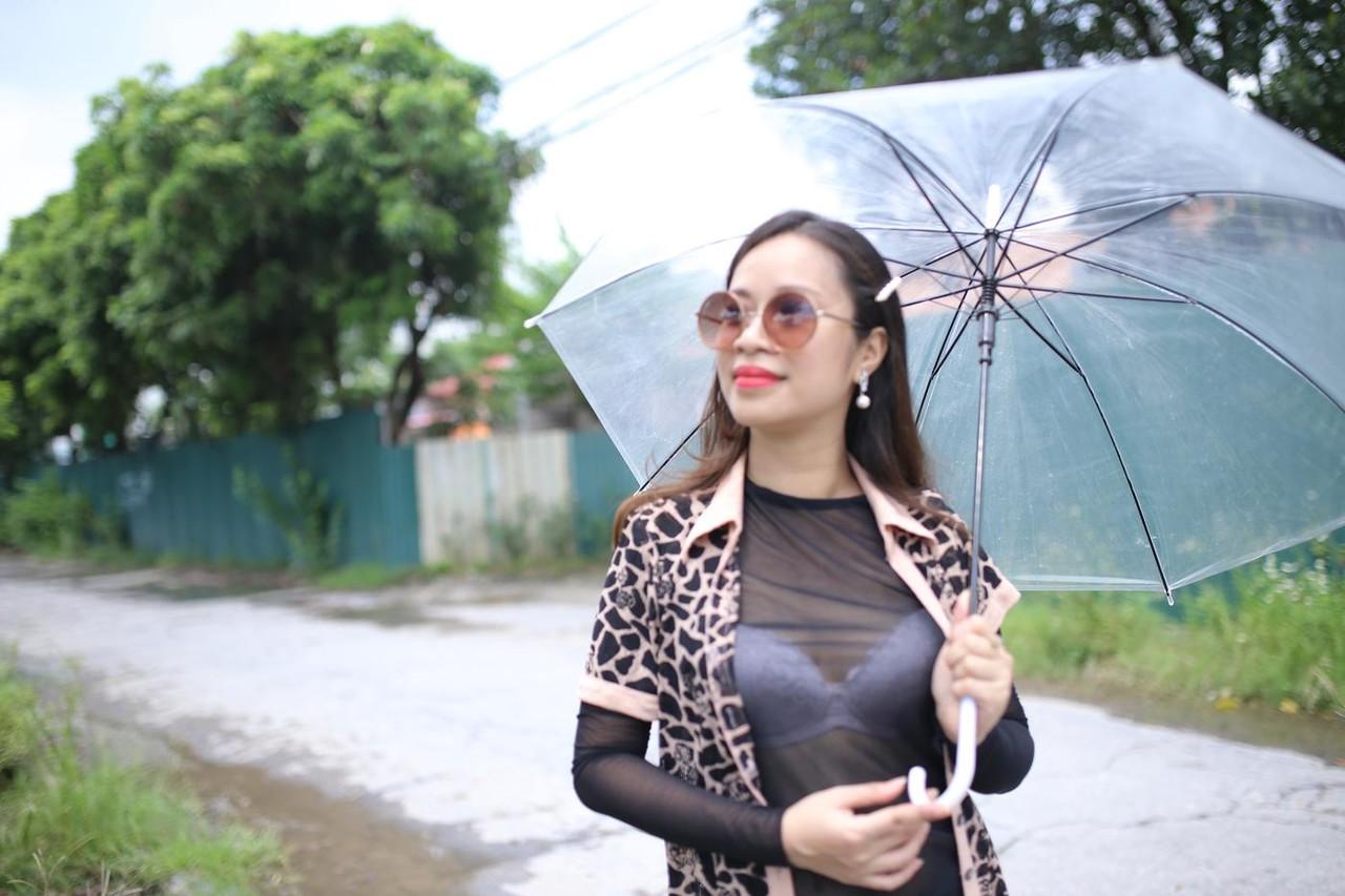 20P A sedutora asiática Jessica Phuong posa com sua roupa gostosa com um guarda-chuva