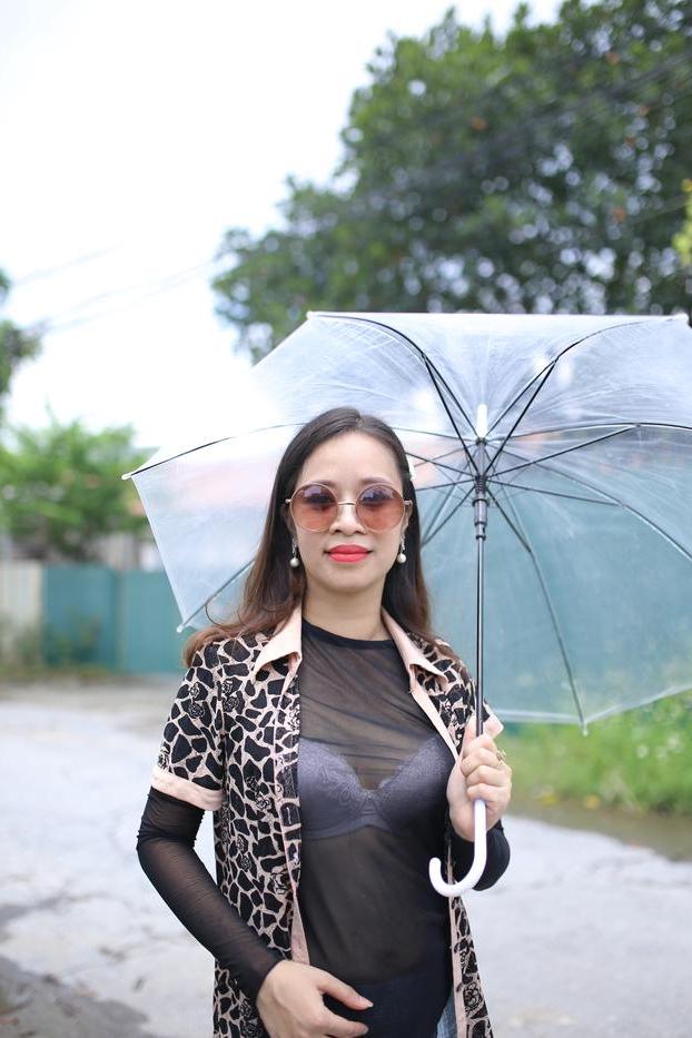 20P A sedutora asiática Jessica Phuong posa com sua roupa gostosa com um guarda-chuva