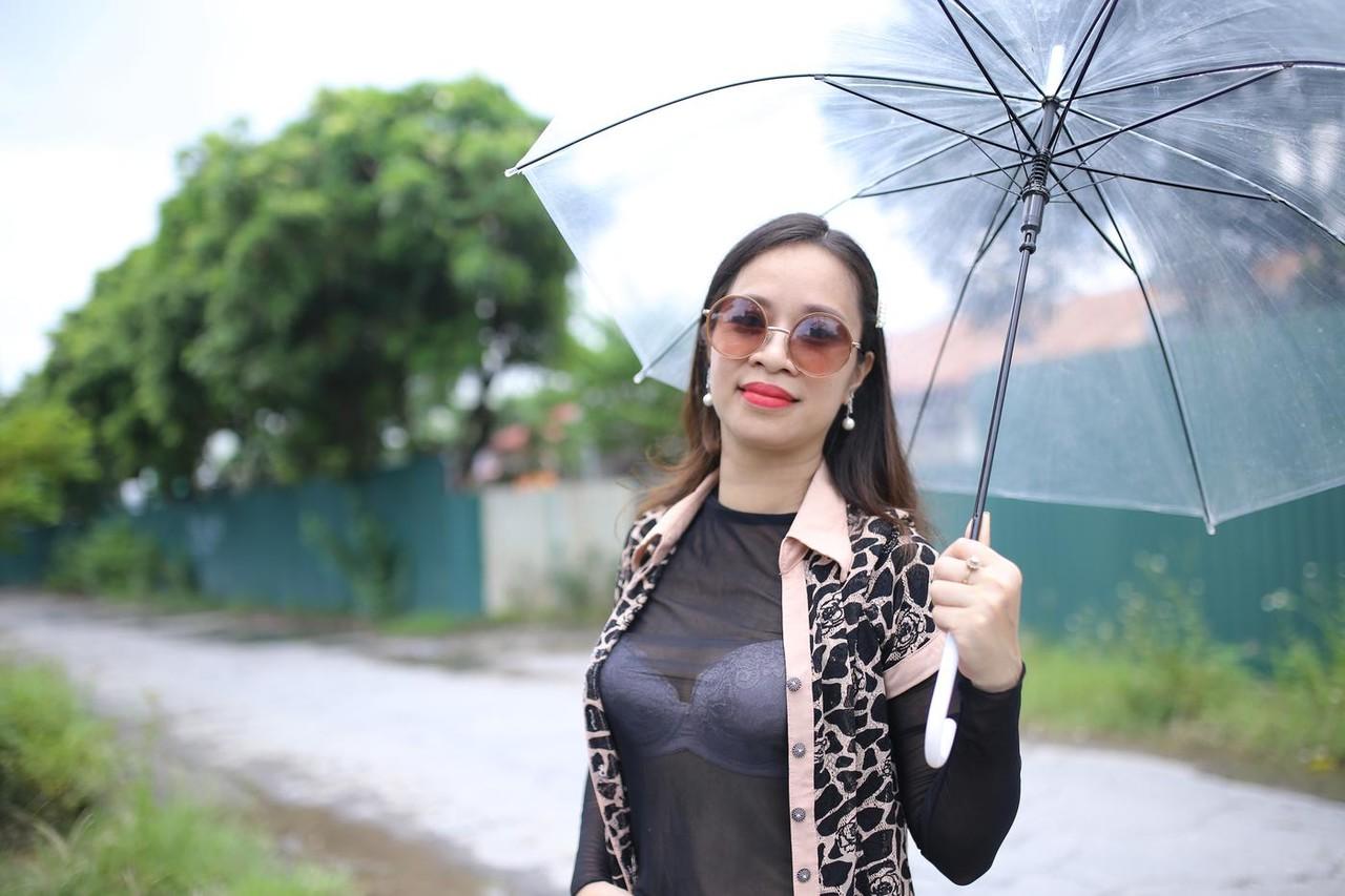 20P A sedutora asiática Jessica Phuong posa com sua roupa gostosa com um guarda-chuva