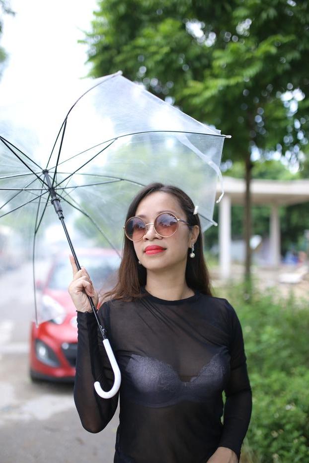 20P A sedutora asiática Jessica Phuong posa com sua roupa gostosa com um guarda-chuva
