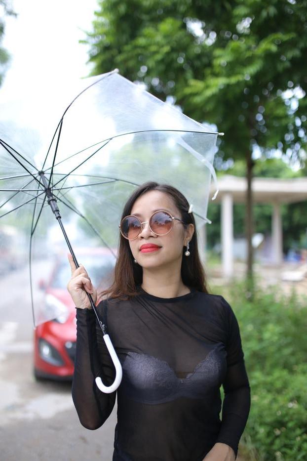 20P A sedutora asiática Jessica Phuong posa com sua roupa gostosa com um guarda-chuva