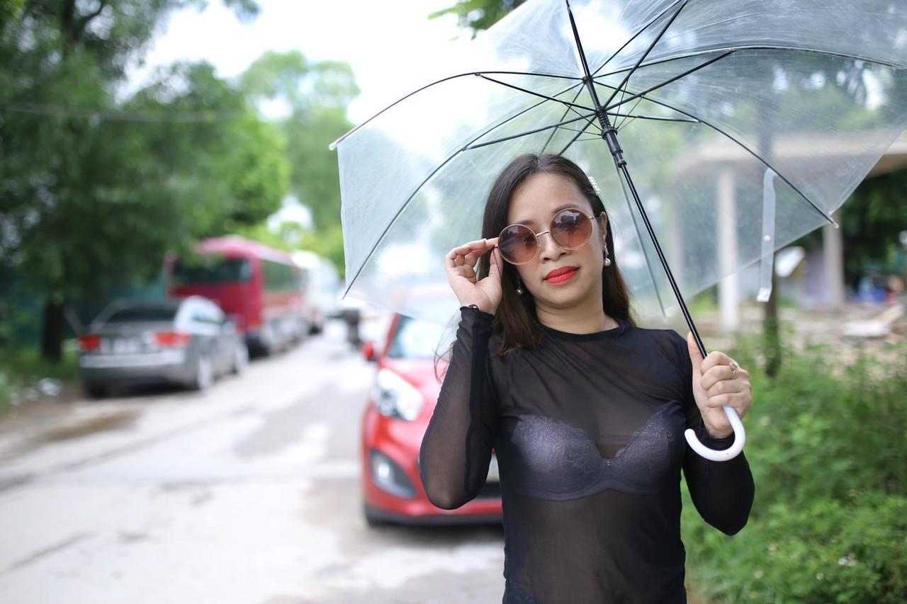 20P A sedutora asiática Jessica Phuong posa com sua roupa gostosa com um guarda-chuva