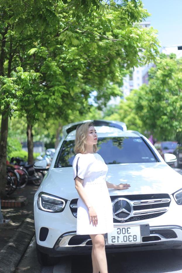 20P La ardiente asiática Rosy Nhat Le posa con su vestido blanco y tacones en público
