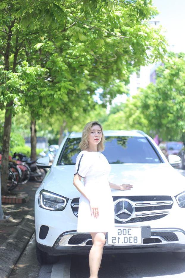 20P La ardiente asiática Rosy Nhat Le posa con su vestido blanco y tacones en público