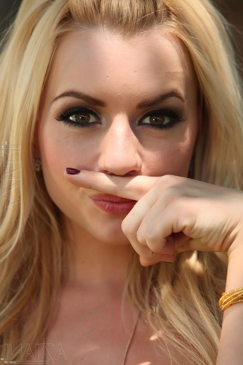 20P Die sexy Teenagerin Lexi Belle entblößt ihre kleinen Brüste und reibt ihre Muschel im Freien