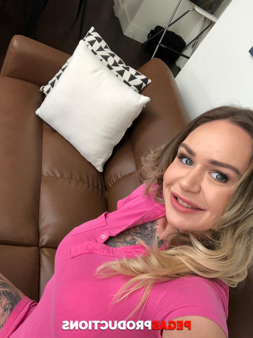 20P La bomba tatuada Baby Gold se desnuda mientras hace alarde de sus grandes tetas