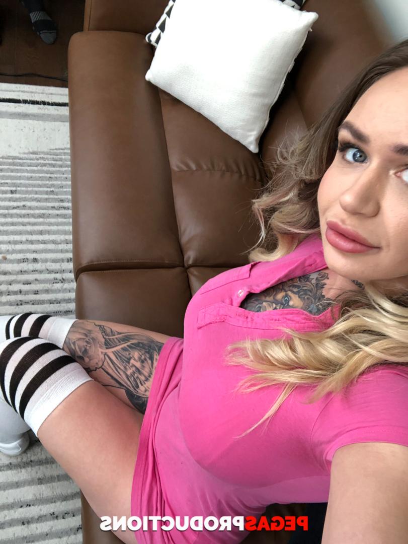 20P La bomba tatuada Baby Gold se desnuda mientras hace alarde de sus grandes tetas