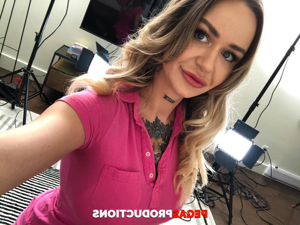 20P La bomba tatuada Baby Gold se desnuda mientras hace alarde de sus grandes tetas