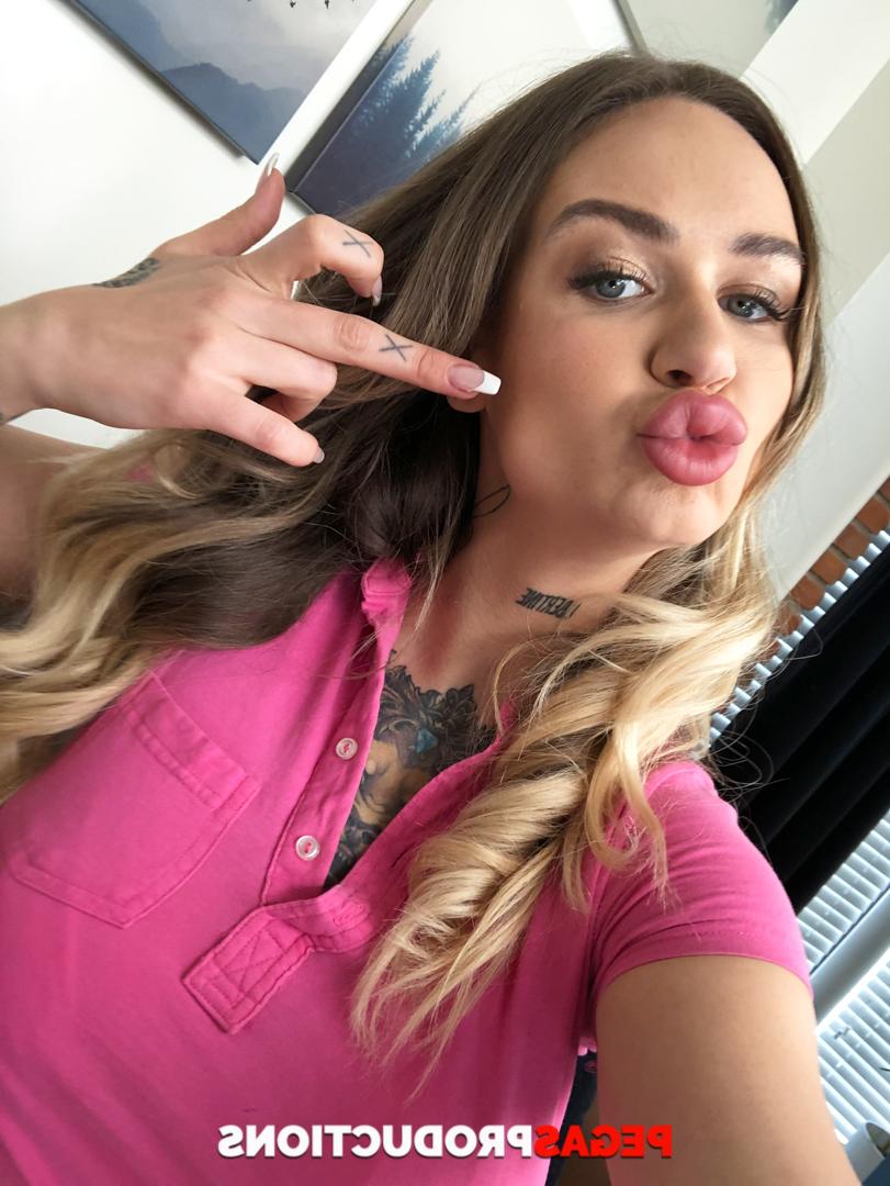 20P La bomba tatuada Baby Gold se desnuda mientras hace alarde de sus grandes tetas