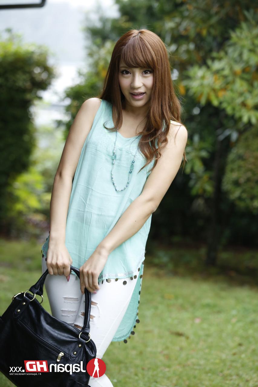 20P Anna Anjo, jeune japonaise au cul sexy et aux petits seins, pose nue.
