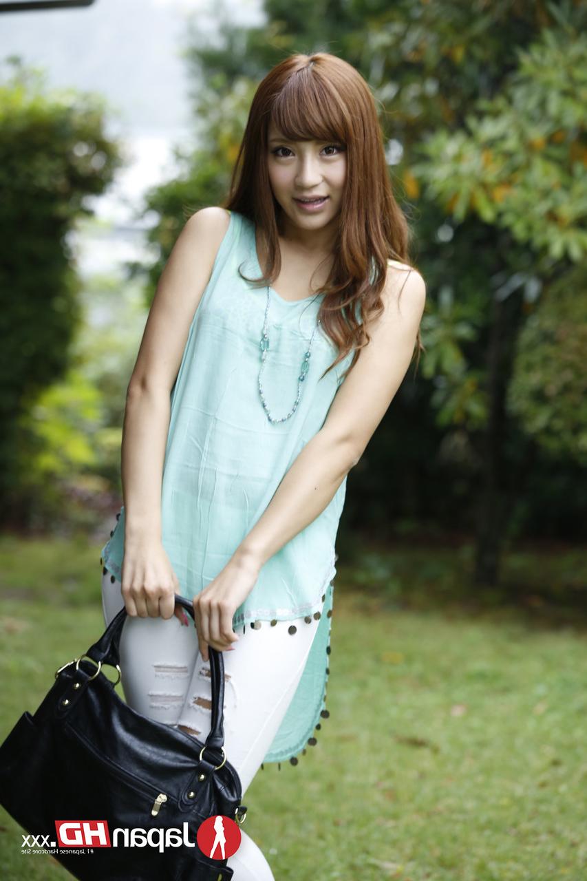 20P Anna Anjo, jeune japonaise au cul sexy et aux petits seins, pose nue.