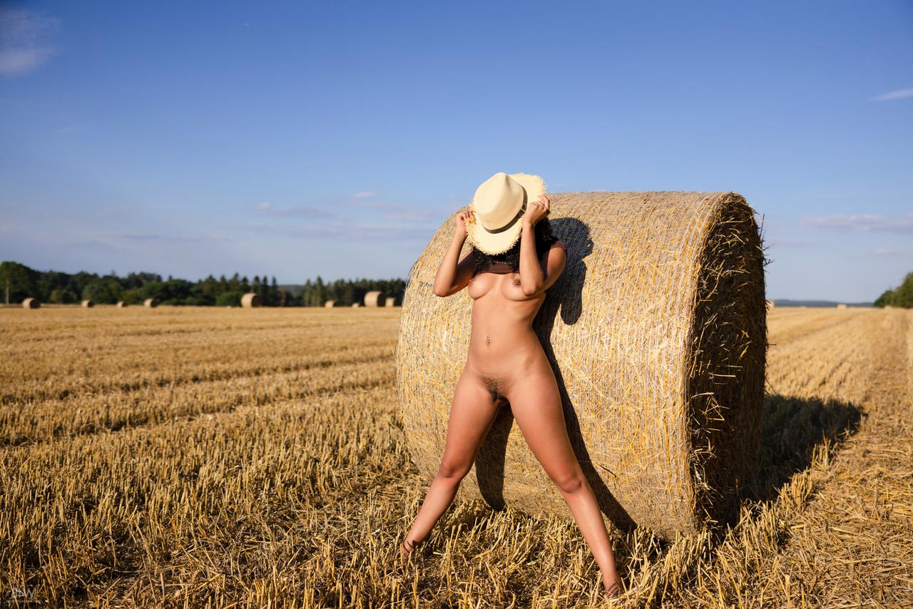 20P Das sexy Cowgirl Valery Ponce spreizt ihre leckere Muschi aus nächster Nähe im Freien