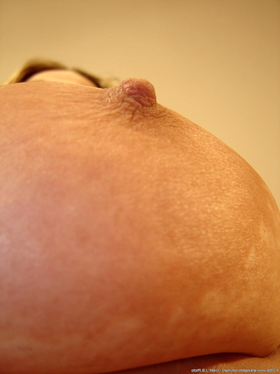 20P A gordinha amadora Amber brinca com sua buceta peluda com um vibrador de perto