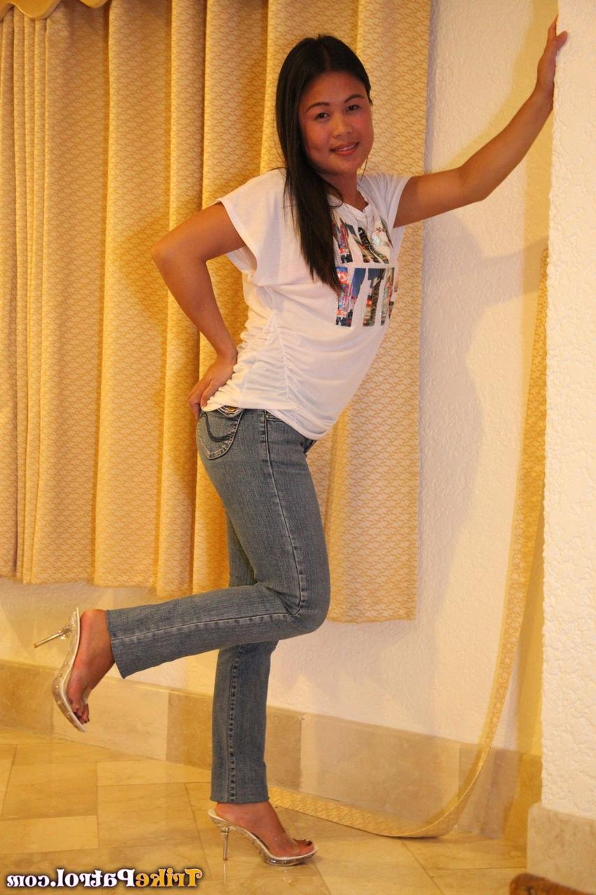 20P Die haarige Asiatin Anne Prado gibt einen POV-Blowjob und wird in einem Hotelzimmer gebumst