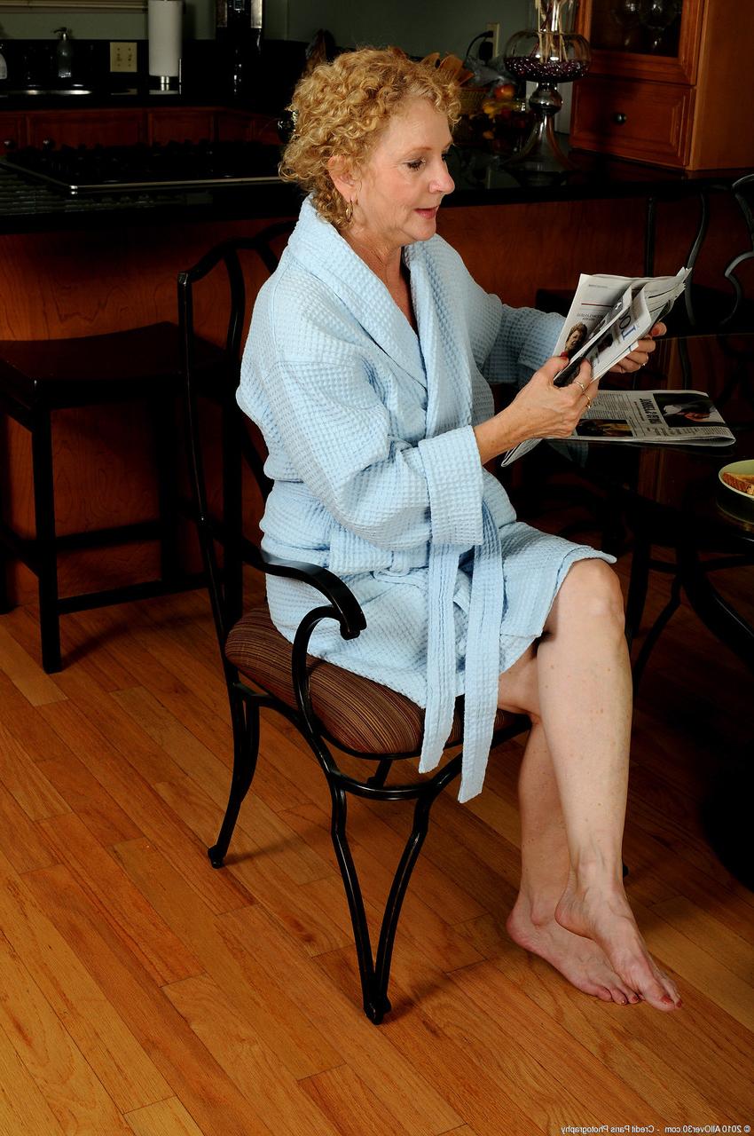 20P La abuela rubia cachonda Sandi muestra sus grandes tetas y su coño afeitado