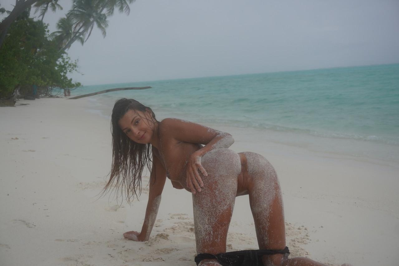 15P A gata nua Melena Tara mostra sua buceta raspada enquanto brinca na areia