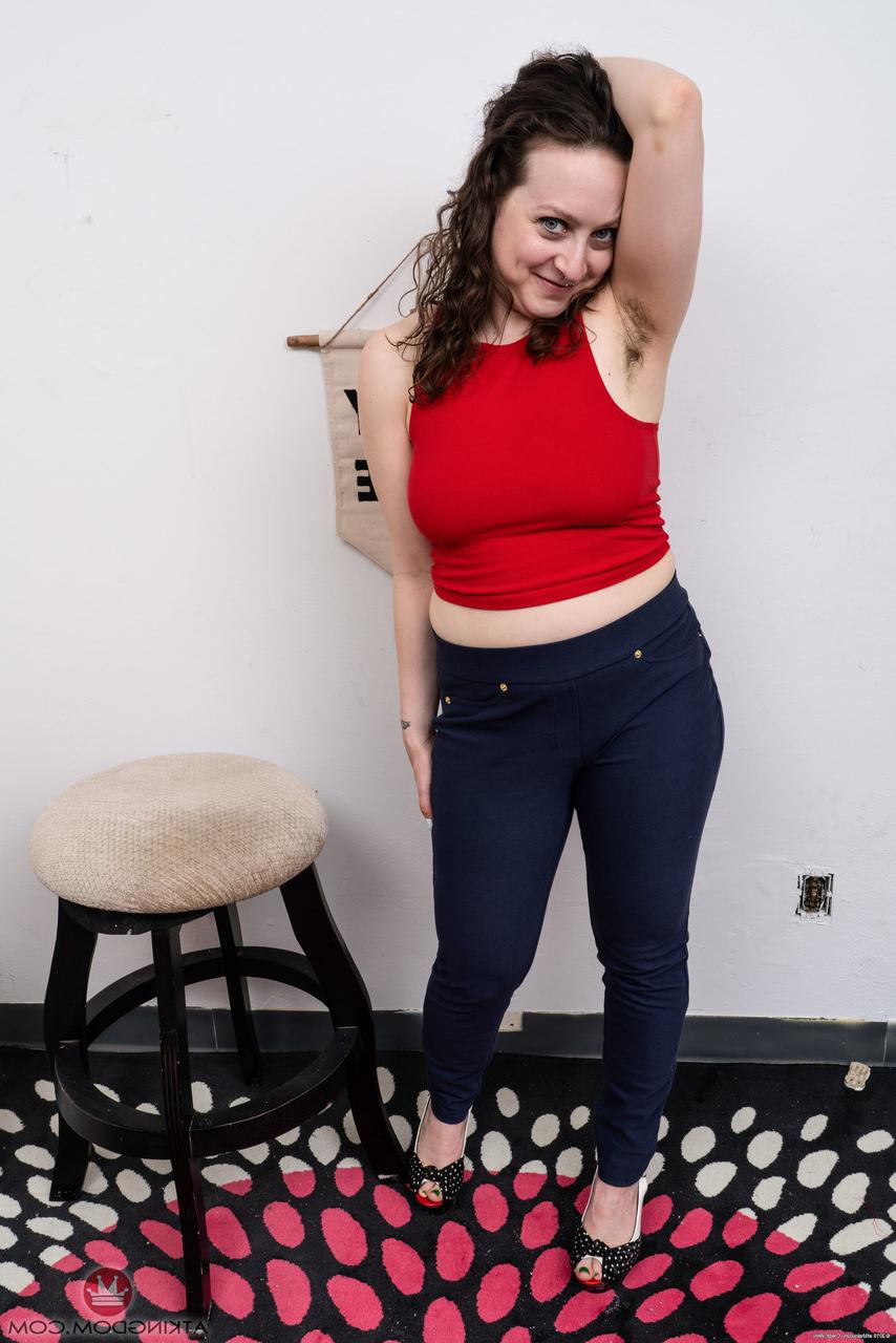 20P La pequeña y gordita amateur Delphine hace alarde de sus grandes tetas y su coño peludo